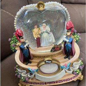 Vintage Cinderella Snow globe with music.